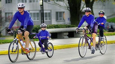 sFamily_on_Bicycles